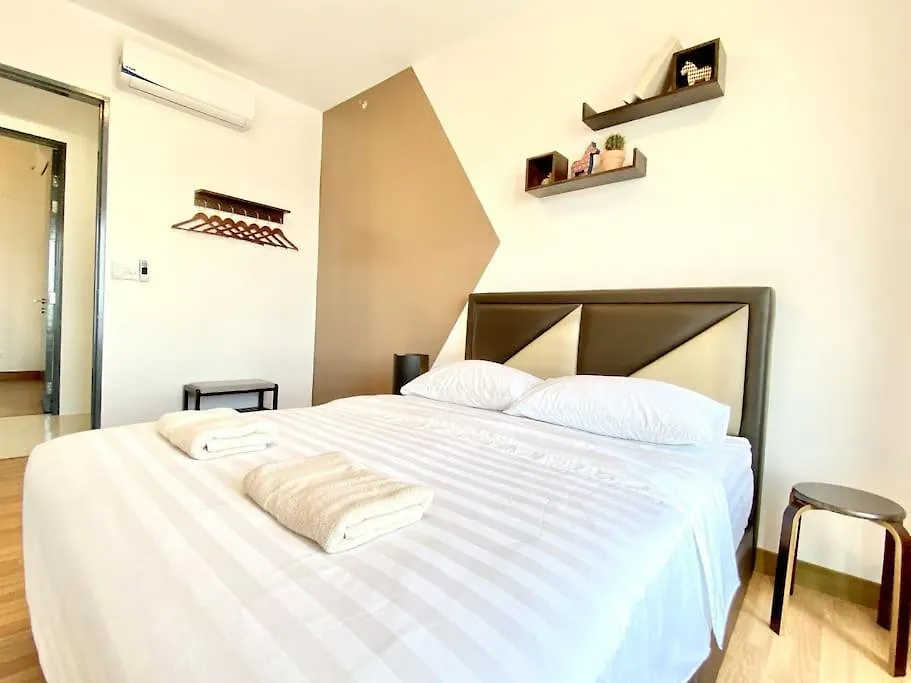 Tropicana 218 Macalister #Seaview #Modern Retro #Infinity Pool #Georgetown #7Pax #3Br 2Bath #1King 2Queen 1Single #Quality Well Maintained #Private Host ג'ורג' טאון