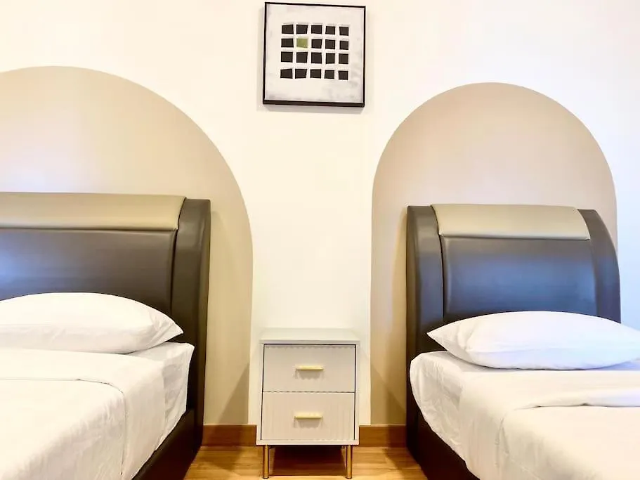 דירה Tropicana 218 Macalister #Seaview #Modern Retro #Infinity Pool #Georgetown #7Pax #3Br 2Bath #1King 2Queen 1Single #Quality Well Maintained #Private Host מלזיה