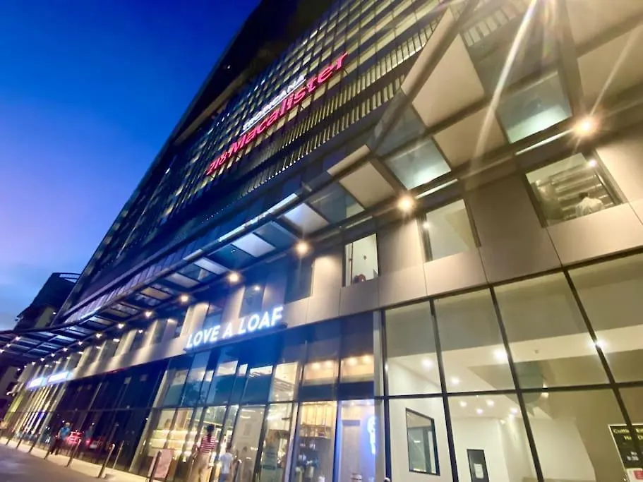 Tropicana 218 Macalister #Seaview #Modern Retro #Infinity Pool #Georgetown #7Pax #3Br 2Bath #1King 2Queen 1Single #Quality Well Maintained #Private Host 0*, ג'ורג' טאון