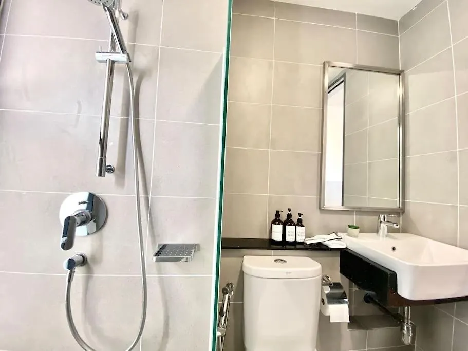 Tropicana 218 Macalister #Seaview #Modern Retro #Infinity Pool #Georgetown #7Pax #3Br 2Bath #1King 2Queen 1Single #Quality Well Maintained #Private Host 0*, ג'ורג' טאון