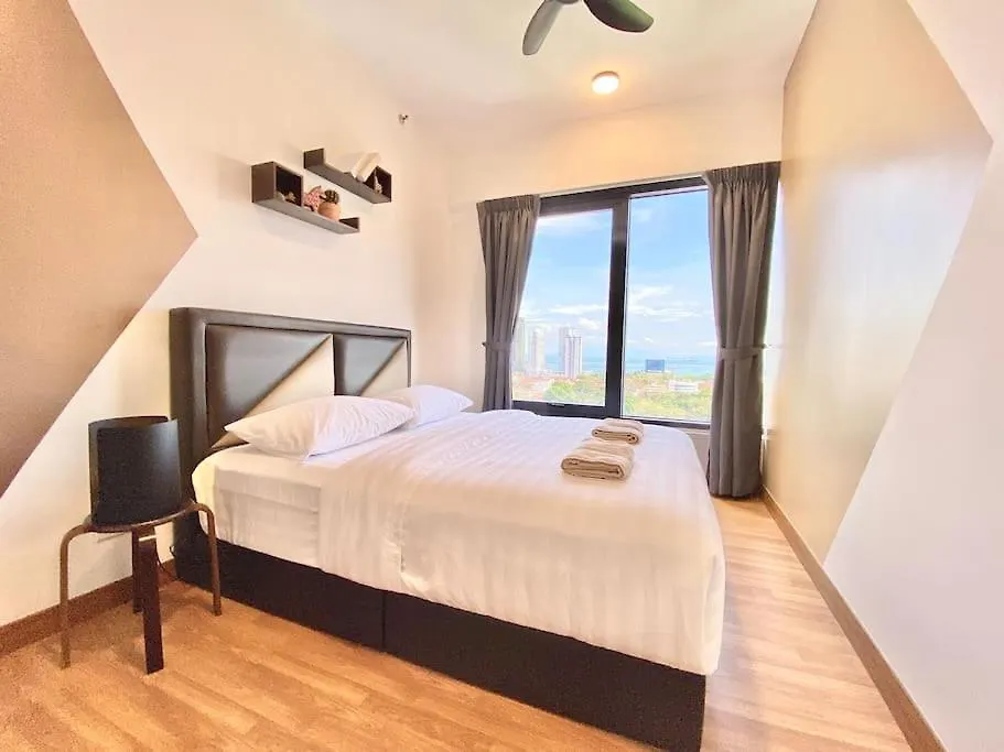 Tropicana 218 Macalister #Seaview #Modern Retro #Infinity Pool #Georgetown #7Pax #3Br 2Bath #1King 2Queen 1Single #Quality Well Maintained #Private Host דירה