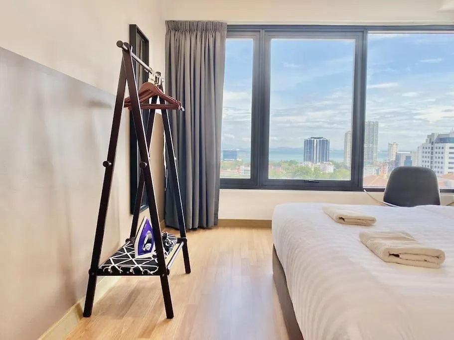 Tropicana 218 Macalister #Seaview #Modern Retro #Infinity Pool #Georgetown #7Pax #3Br 2Bath #1King 2Queen 1Single #Quality Well Maintained #Private Host מלזיה