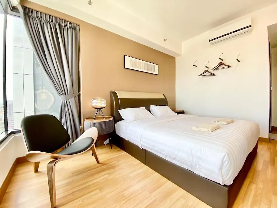 Tropicana 218 Macalister #Seaview #Modern Retro #Infinity Pool #Georgetown #7Pax #3Br 2Bath #1King 2Queen 1Single #Quality Well Maintained #Private Host 0*, ג'ורג' טאון מלזיה