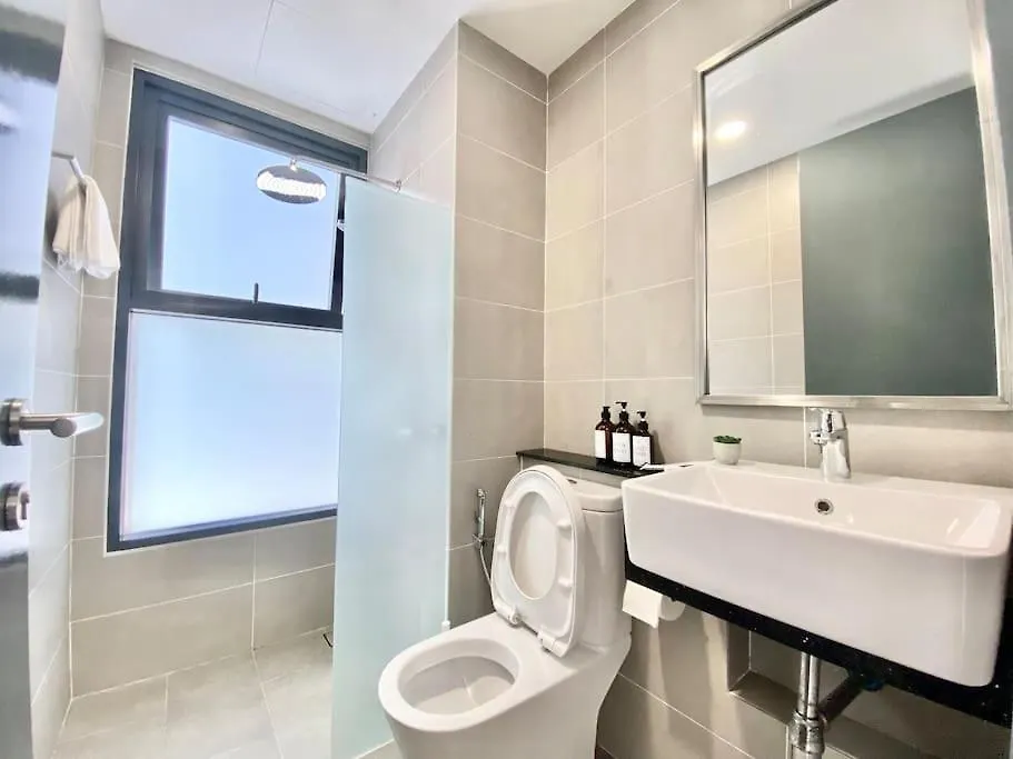 Tropicana 218 Macalister #Seaview #Modern Retro #Infinity Pool #Georgetown #7Pax #3Br 2Bath #1King 2Queen 1Single #Quality Well Maintained #Private Host ג'ורג' טאון