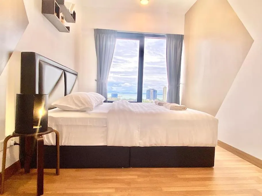 Tropicana 218 Macalister #Seaview #Modern Retro #Infinity Pool #Georgetown #7Pax #3Br 2Bath #1King 2Queen 1Single #Quality Well Maintained #Private Host דירה ג'ורג' טאון
