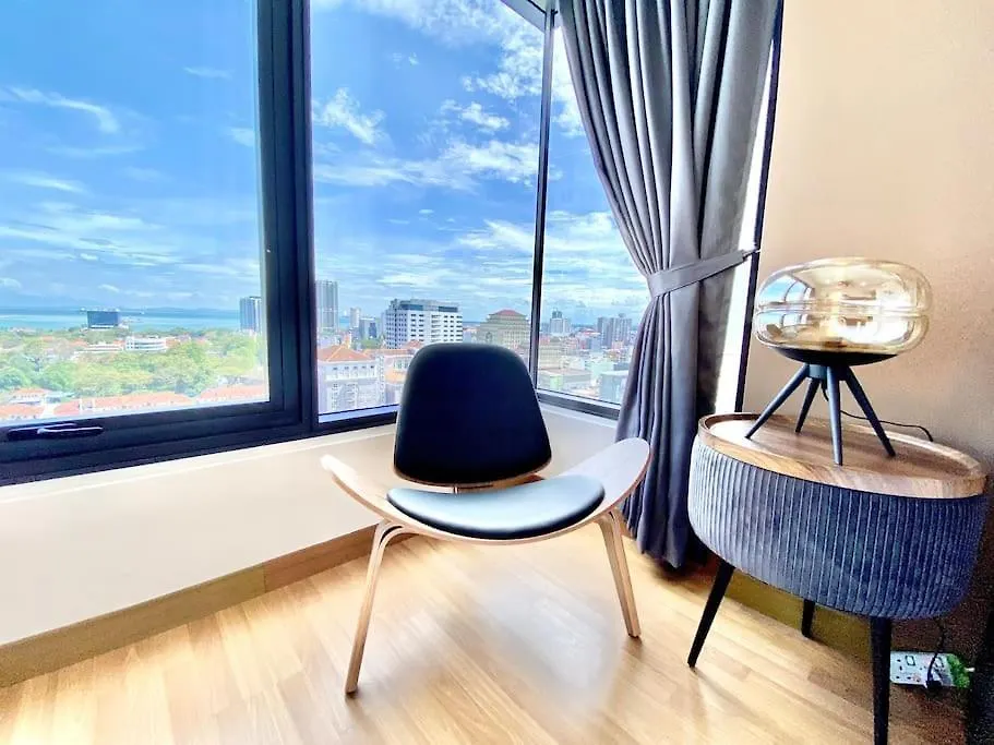 Tropicana 218 Macalister #Seaview #Modern Retro #Infinity Pool #Georgetown #7Pax #3Br 2Bath #1King 2Queen 1Single #Quality Well Maintained #Private Host 0*, ג'ורג' טאון מלזיה