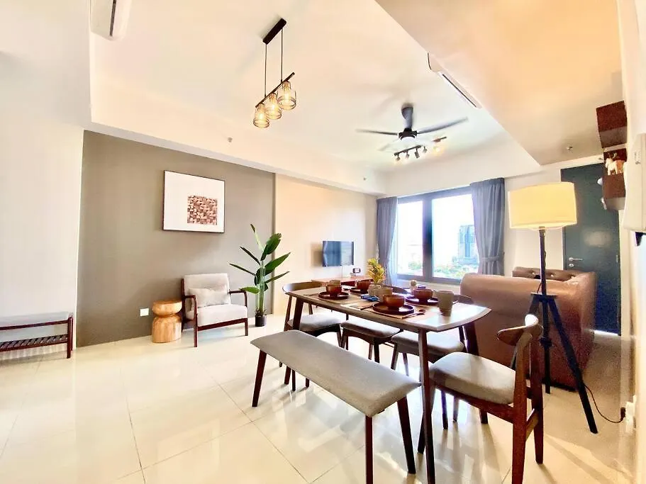 Tropicana 218 Macalister #Seaview #Modern Retro #Infinity Pool #Georgetown #7Pax #3Br 2Bath #1King 2Queen 1Single #Quality Well Maintained #Private Host ג'ורג' טאון