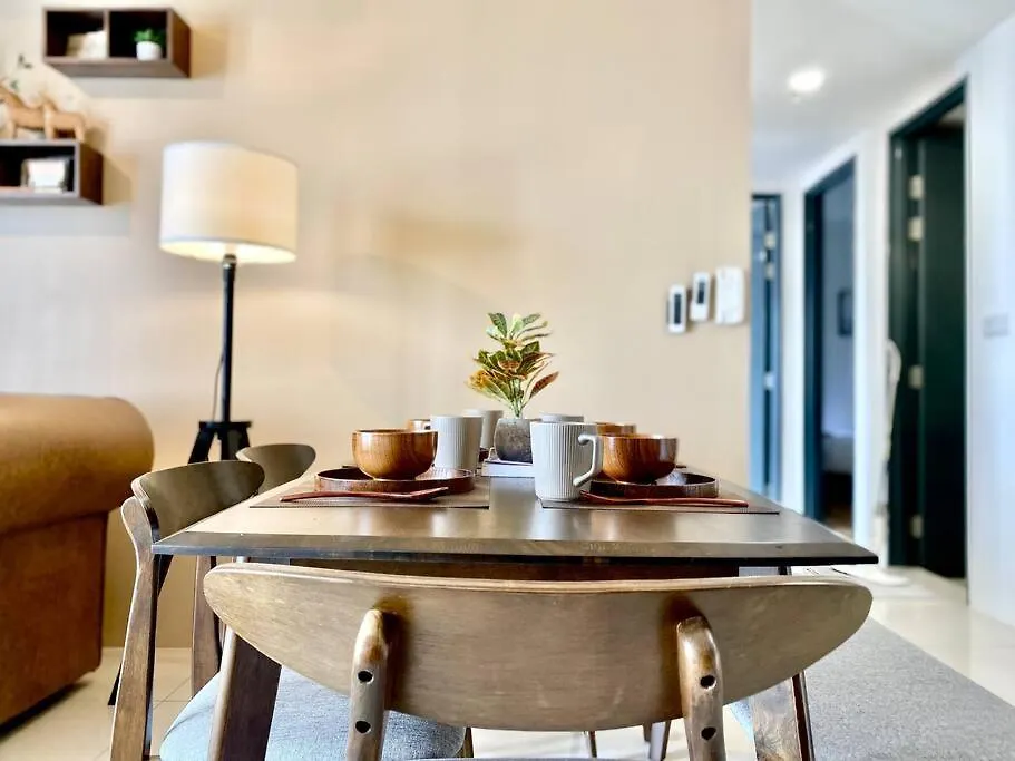 Tropicana 218 Macalister #Seaview #Modern Retro #Infinity Pool #Georgetown #7Pax #3Br 2Bath #1King 2Queen 1Single #Quality Well Maintained #Private Host מלזיה